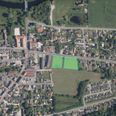 De to storparceller, som nu er sat til salg, er kun en lille del af det 3,5 hektar store areal, som Expedit huserede på, før virksomheden i 2021 flyttede til Hadsten. Det samlede område vil huse både parcelhusgrunde, rækkehuse og etageboliger. Foto: Favrskov Kommune