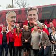 Et rødt valgkampsshow i Hornslet udspillede sig lørdag 8. november, da statsministeren var forbi i sin kampagnebus. Men der var også plads til anerkendelse af nogle af kommunens frivillige, som fik en god oplevelse. Foto: Josefine Frank Alsted