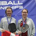 Karin Ptaszek-Kochis, der står til ventre, og Pia Falch vandt bronze i dame-double ved EM i pickleball i november. Pia Falch har spillet pickleball siden 2018 og blev i 2024 udtaget til landsholdet. Karin Ptaszek-Kochis var på landsholdet i tennis i 90'erne. Hun begyndte at spille pickleball i 2023. Foto: Dansk Tennis Forbund