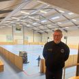 Gert Johnsen og resten af Nørager lader sig ikke stoppe af manglende politisk opbakning til, at den nuværende lille hal i baggrunden kan få 15 meter ekstra, så der er en hel håndboldbane at gøre godt med, når vintersæsonen begynder til oktober. Foto: Lars Norman Thomsen