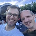 »Min mand og jeg holder stadig ikke i hånd i Danmark. Men vi gør det i Spanien. Smag lige på den: At vi i 2026 føler os mere trygge ved at vise kærlighed i udlandet end i vores eget hjemland,« siger Benjamin Holstebroe, der bor i Hinnerup med sin kæreste Christian Montez. Privatfoto