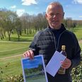 Michael Jarsmer med diplom og præmier efter den vellykkede golfrunde. Pressebillede