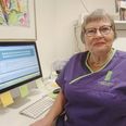 Elsebeth Skou slutter sine arbejdsdage i klinikken med at journalisere.