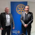 Borgmester Frands Fischer i diskussion med de 3 præsidenter fra Rotary klubberne i kommunen. Fra venstre. Benny Jakobsen, Skanderborg. Søren Nedergaard Galten-Skovby, borgmester Frands Fischer og til højre Per Pix Rasmussen fra Ry. Foto: Leif Fritsdal, Ry Rotary klub.