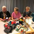 De tre nørklere sidder med eksempler på nogle af de gaver, modtagerne af julehjælp får. Billedet er taget i Ulstrup Fælleshus, hvor nørklerne plejer at mødes hver anden onsdag. Fra venstre Grethe Kjærgaard, Bodil Rasmussen og Sanne Nedergaard.