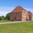 Gammel Ryomgård - en historisk herregård med herskabelige omgivelser. Den smukke hovedbygning er opført i røde munkesten. Foto: LILIENHOFF