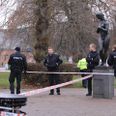 Politiet var torsdag til stede i flere timer i Rådhusparken, hvor der var blevet fundet en død mand. Foto: Øxenholt Foto.