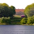 Så smukt ligger Hindsgavl Slot, og måske har slottet den smukkeste udsigt i Danmark. Det mente H. C Andersen. Foto Shutterstock