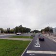 Det er blevet bedre, men der bliver stadig kørt hensynsløst her på Edwin Rahrs Vej ved Bazar Vest i Gellerup, siger formanden for Brabrand Boligforening. Foto: Google Street View