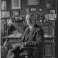 Peter Elfelt ved sit skrivebord (billede fra 1913). Han lavede den første filmoptagelse i Danmark i 1897, året forinden havde han fået fingrene i et kamera fra den franske opfinder Jules Carpentier, og siden fik han Jens Poul Andersen til at lave en forbedret udgave af kameraet. I 1901 blev han kongelig hoffotograf Foto: Peter Elfelt/Det Kongelige Bibliotek