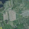 Det er området her, Lokalplansforslaget omhandler. Øverst i venstre hjørne ses Dråby Sø og til højre Kattegat. Grafik: Syddjurs Kommune