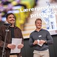 Jacob Stochholm Wæhrens (tv.) fra Femmøller Efterskole modtager særprisen for sit innovative AI-projekt i engelskundervisningen, som han har udviklet sammen med Anton Tinghøj Honoré. Foto: Klaus Holsting