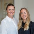 Bag hørecenteret Hørbart står hørespecialisterne Stinne Møller Nordby og Bettina Bloch-Hamre. Pressefoto
