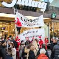 Der var ikke tale om drillenisser, da et stort banner blev sat op foran Salling med budskabet om, at Salling lukkede for julehandlen. Pressefoto: Extinction Rebellion