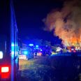 Der kom meterhøje flammer ud af taget på brændende hus, da brandfolk ankom til stedet. Foro: Øxenholt Foto