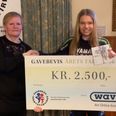 Amalie Møller Gertsen modtager prisen som "Årets sportstalent 16-25 år" fra Favrskov Idrætsvirkes formand Charlotte Schibler. Med hæderen følger en check på 2.500 kroner fra Wawin. Privatfoto