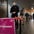 Det kan blive vanskeligt at opstøve en corona-selvtest i de sidste dage op til jul. Derfor bør de fleste nok snarere væbne sig med tålmodighed og sætte kursen mod køen til det nærmeste testcenter. Foto: Finn Frandsen
