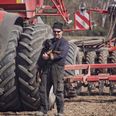 »Jeg har haft noget af jorden ved Skjoldelev i fire år og noget i halvandet, og i den tid er værdien steget 25 procent, så nu kan jeg tage stikket hjem. Jeg vil hellere have glæde af fortjenesten, når jeg er 39 frem for 69 år,« siger landmand Kim Korsgaard Balle fra Søften. Privatfoto