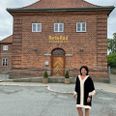 Advokat Elin L. Andersen foran det nye advokatkontor, som er etableret i Grenaas mangeårige posthus. Pressebillede