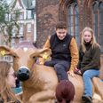 Med musik, fløjter, bannere og fire flotte paradevogne, en for hver af de deltagende erhvervsskoler, gik eleverne og de nyuddannede i samlet flok gennem byen. Foto: Faglært
