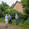Malene Grønhøj fik selskab af to af de beboere, der har boet længst tid på vejen, da hun viste rundt ved det forladte hus, som de kan blive enige om at være rigtig trætte af. Det tiltrækker ubudne gæster i form af både rotter, unge festglade mennesker og narkomaner. De tætteste naboer frygter, at det går ud over dem, hvis der igen en dag bliver sat ild til huset, som der har været tre gange på to år. Foto: Joachim Ladefoged