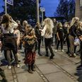 Zombi-walk optoget går langsomt og skræmmende gennem byen.