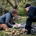 Surdejsbageren, Sebastian Welander, (t.h.) og naturvin-kenderen, Mikkel Hoffmann, sat sig for at gøre noget ved at tonsvis af æbler går til spilde. Derfor laver de spontangæret cider på lokale æbler. Foto: Oliver Ørskov