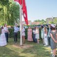 Det er en festdag af de helt store på Syddjurs Gymnasium, når de første studenter springer ud og hejser flaget. Fotos: Syddjurs Gymnasium