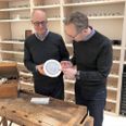 Torben Møller til højre og Peter Sandahl har skiftet alle lamper ud med LED og har mere end halveret deres strømforbrug.