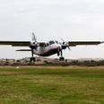 Det koster nu 800 kroner at lande på græsbanen på Anholt, hvis man er pilot i en maskine over 1200 kg. Copenhagen AirTaxis dobbeltrolle som forpagter af flyvepladsen og flyselskab, der driver taxaruten til Anholt har nu ført til en omfattende klage fra fritidspiloter, sommerhusejere og lokale. Arkivfoto: Per Folkver/Politiken/Ritzau Scanpix
