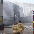 Det ryger stadig fra Niels Bohrs Vej 36 i Stilling, som brød i brand tirsdag aften. Foto: Presse-fotos.dk.