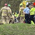 Der blev brugt en speciel båre til at få kvinden op ad skrænten. Foto: Local Eyes.