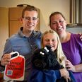 Hele familien Krogh Kejlberg fra Hørning giver en hånd med til Scleroseforeningens landsindsamling d. 8. september. Helene Krogh Kejlberg (th.) fik konstateret sklerose, da hun var 22 år. Døtrene Laura på 11, der her står med hunden Vilma, og Malou på 13 kender derfor ikke til en hverdag uden sklerose. Foto: Grethe Bo Madsen