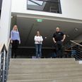 Sisse Hedie Møller (tv), Linda Taanquist og Bo Mouritsen har været de eneste tre medarbejdere i et stort tomt Kulturhus gennem de seneste to måneder. Nu begynder der så småt at komme liv i huset i igen. Foto: Grethe Bo Madsen