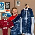 Karoline Skaarup Nielsen fra Aarhus Designskole har udsmykket en den træningstrøje, hun har på, med perler, den til venstre er syet i facon med elastiktråd og til højre er træningstrøjen blevet til en skjorte. Foto: Tahmasbi
