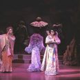 Der har gennem året været en lang række musicals på Aarhus Teater. Mads Mikkelsen var med i denne. Hvad hed den? Hvornår var det nu, det var? Og hvilken rolle havde han?