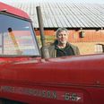 Jørgen Kjær med sin sidste erhvervelse: En af de røde Massey Ferguson 65. I laden står der op mod en snes forskellige traktorer mere. Der er ikke penge i det, men Jørgen Kjær bytter og handler lidt med andre traktorentusiaster og landmænd. Og så har han meget glæde af internettet, hvor han kommer i kontakt med ligesindede verden over. Og med folk, der er interesseret i, hvad han laver, og som har spørgsmål til ham.