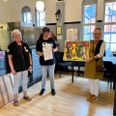 Dansk Folkehjælp Djurs-Randers afdeling hædrede fredag eftermiddag Café Grenaa som Årets Folkehjælper. Ud over hyldesten kan det sociale værested nu også pryde væggene med et diplom og et farverigt maleri af Poul Pava. Foto: Simon Carlson