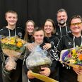 En glad og stolt familien Kapper sammen med hjælpetræner Hanne Berg (th.) vandt torsdag 12. oktober Handicapprisen ved Syddjurs Award. Foto: Anne Frank Henriksen