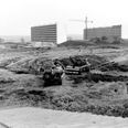 En kranbil fra Falck trækker en slamsuger fri på området ved de nyopførte blokke i Gellerupparken. Slamsugeren var i området for at begrænse mængden af pløre. Fotograf Ole Ryolf, 1971, Aarhus Stadsarkiv