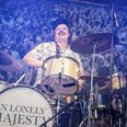 Der var ingen sure miner, da In Lonely Majesty spillede koncert i øsende regnvejr. Foto: Per Bille