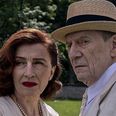 Jesper Christensen og Bodil Jørgensen spiller fabriksejer Karl Skov og hustru Eva, hvis familie splittes, da krigen bryder ud.