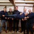 De seks vinhandlere, der deltager i Ebeltoft Vinfestival, ligger vandret for at blive færdig med de sidste forberedelser. Pressefoto.