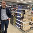 Andreas Carstensen i vinafdelingen, der er tilføjet mere stilmæssig varme i form af træinventar. Foto: Anette Bonde.