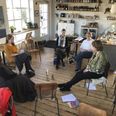 Mindfulness kan sagtens udøves i en café som Kaffebaren Hinnerup - som var og normalt er lukket om tirsdagen. Instruktør Heike B. Jørgensen sidder længst til højre. Foto: Michael Wulff