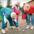 En håndfuld brugere af Kompetencecenter Skanderborg får introduktion til Petanque af den lokale klub. Pressefoto