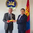 Mongoliets ambassadør i Stockholm, Ts. Munkh-Ulzii, overrakte formelt Jørgen Christen Ringgaard den formelle udnævnelse ved ved en højtidelig ceremoni på ambassaden, der dækker de skandinaviske lande og Estland. Foto: Mongoliets ambassade i Stockholm