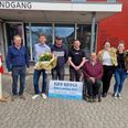 Den nye bestyrelse i Ejer Bjerge med prisen som Årets Landsby. Med prisen fulgte en gavecheck på 10.000 kroner. Pressefoto