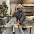 En tryllekunstner i værkstedet hos Svend Erik Sørensen A/S. Karl Åge Sørensen har 40 år på bagen i firmaet, men den 73-årige tømrer har ikke tryllet for sidste gang. Foto: Lars Norman Thomsen