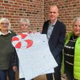 Inden kommunalbestyrelsesmødet modtog borgmester Kasper Bjerregaard protestunderskrifter mod lukningen af Hedebocentret af Dorthe Hansen t.v. og Rita Lyngesen fra Gigtforeningen samt Lene Fribo fra FOF t.h. Foto: Søren Andersen